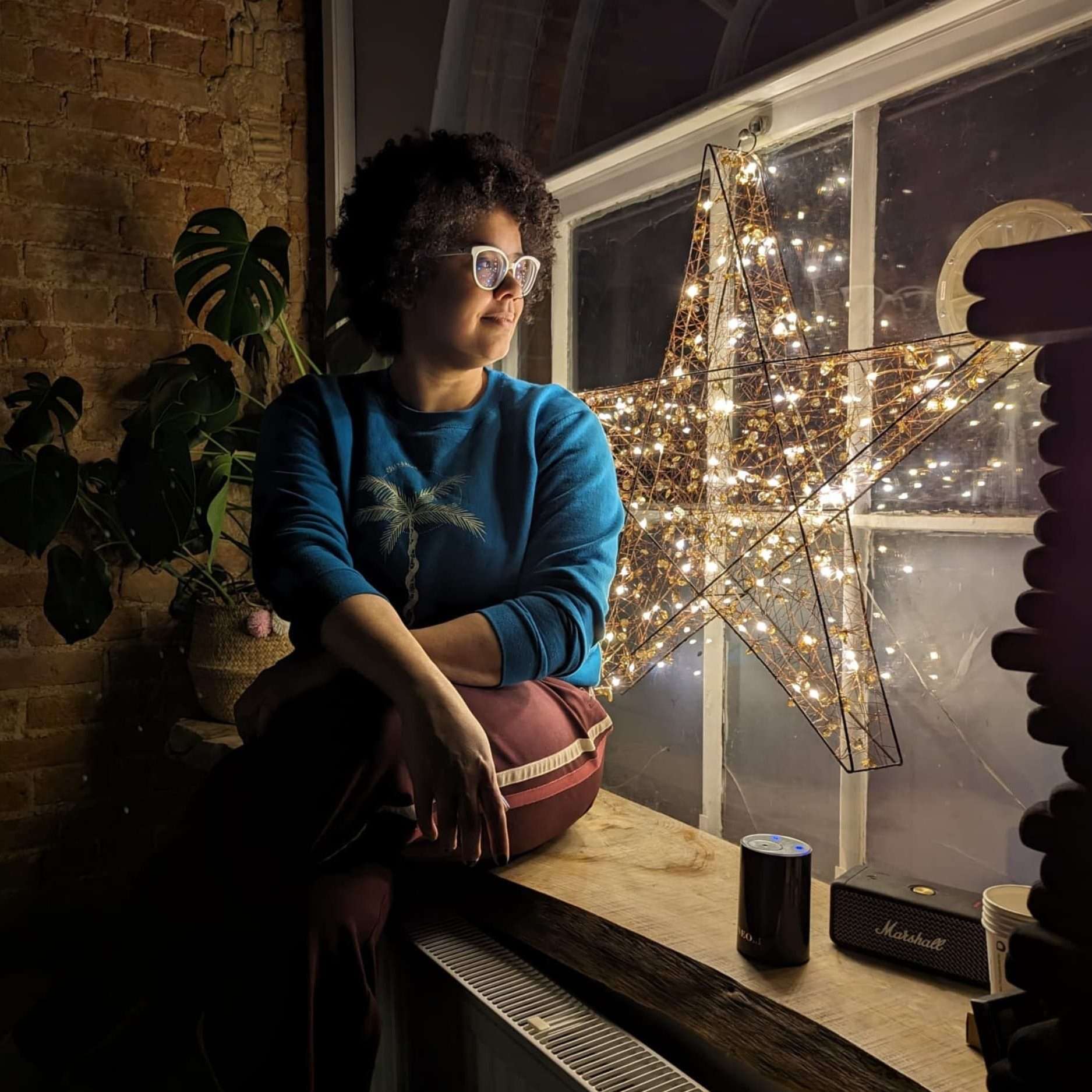 Harriette – Breathing Coach Harriette is sitting on her windowsill, next to a star decoration